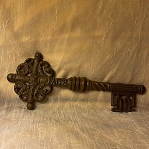 Cast iron skeleton key wall decor w/Faith saying on it-like new